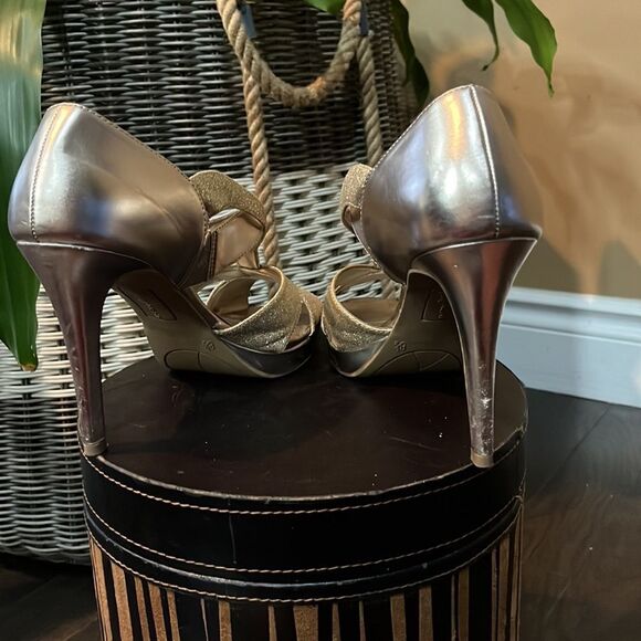 “Gold” sandals / Size 8.5 - Picture 2 of 11